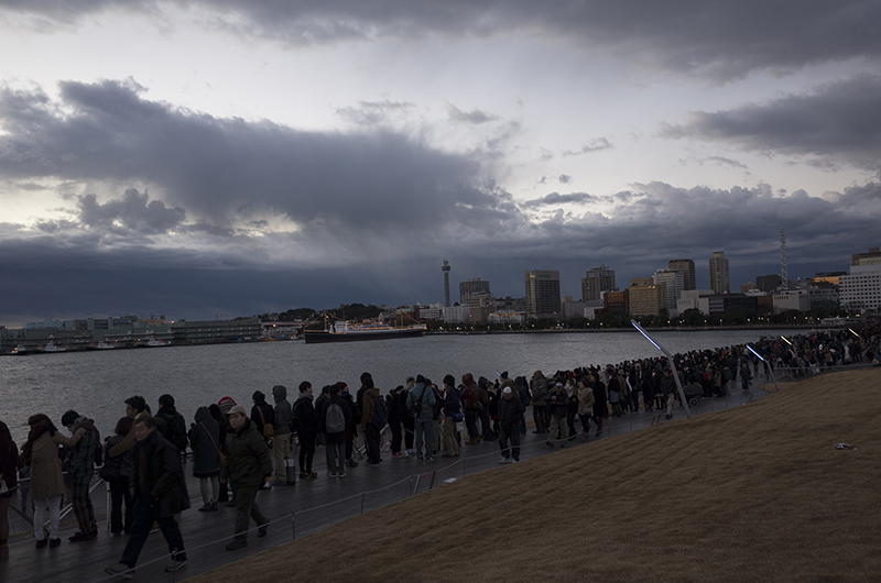 初日の出・大さん橋・待つ人々