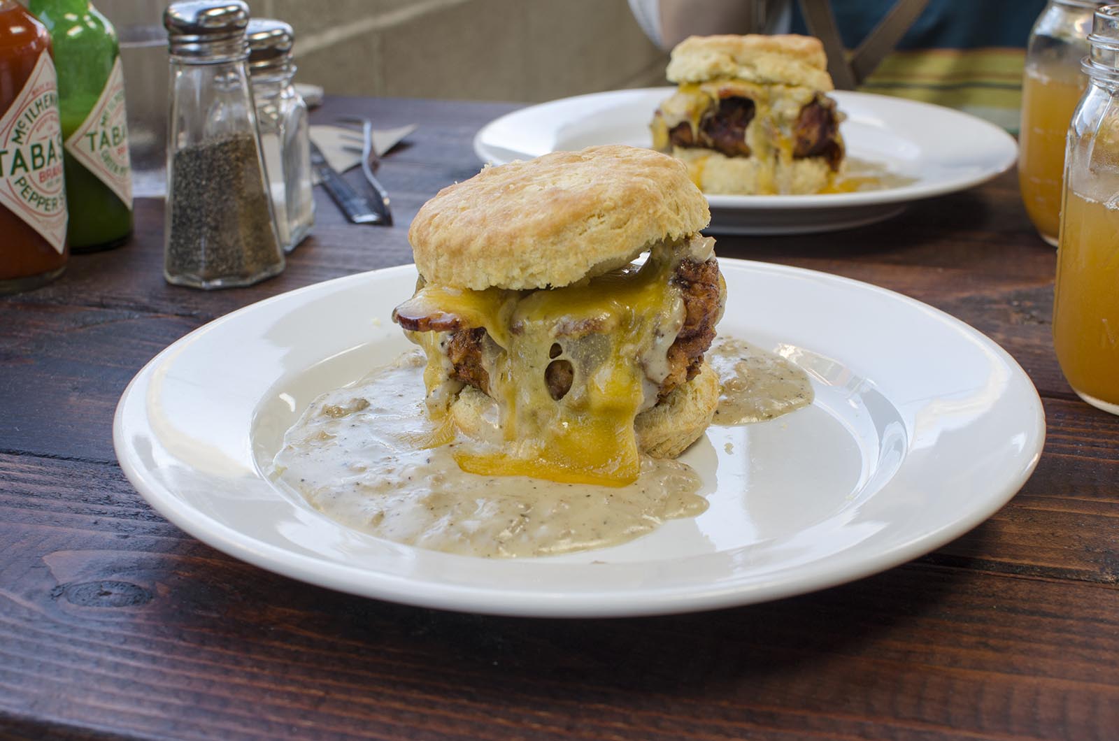 アメリカの旅2014：フライドチキン、チーズ、ベーコン全部のせビスケット