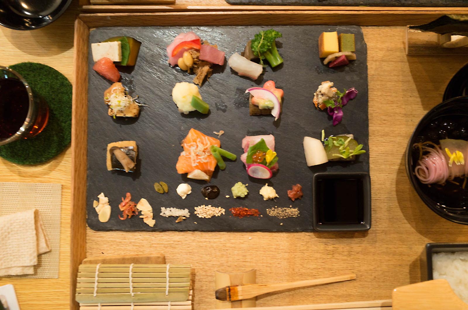 京都・新感覚の手織り寿司「AWOMB(あうーむ)」に行ってきた。