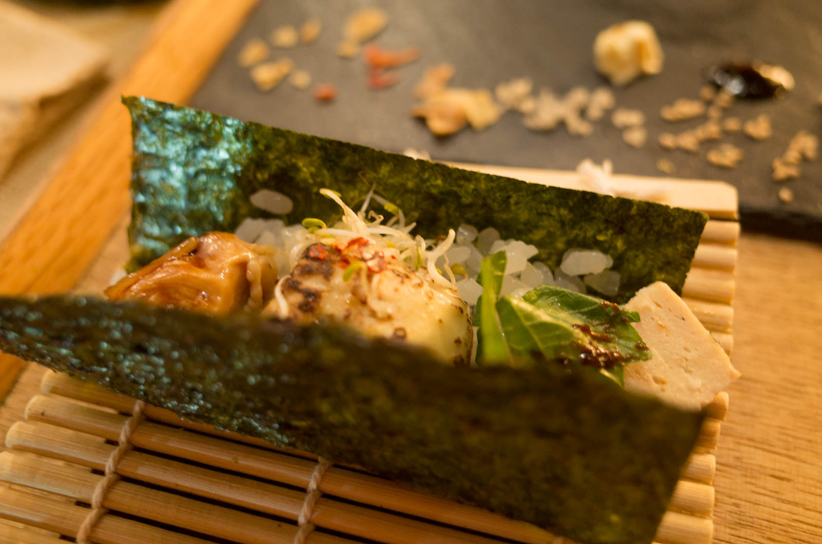 京都・新感覚の手織り寿司「AWOMB(あうーむ)」に行ってきた。